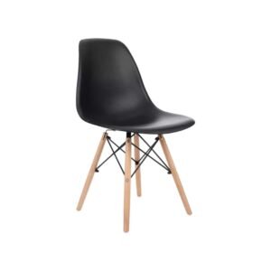 Silla plástica color negro con patas de madera