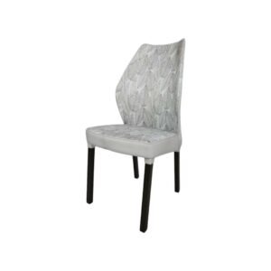 Silla con tapizado de hojas color beige