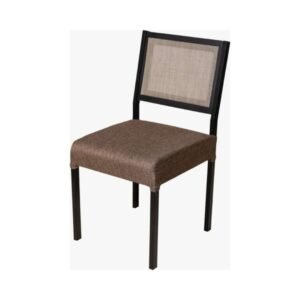 Silla con respaldo esterillado y estructura metálica negra